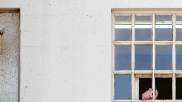 Un reo mira por la ventana de la Deuel Vocational Institution de Tracy, California.  Las autoridades estatales buscan más flexibilidad para albergar a algunos reclusos de alto riesgo en cárceles de baja peligrosidad.