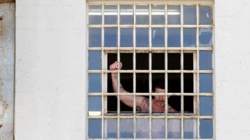 Un reo mira por la ventana de la Deuel Vocational Institution de Tracy, California.  Las autoridades estatales buscan más flexibilidad para albergar a algunos reclusos de alto riesgo en cárceles de baja peligrosidad.