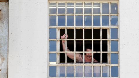 Un reo mira por la ventana de la Deuel Vocational Institution de Tracy, California. Las autoridades estatales buscan más flexibilidad para albergar a algunos reclusos de alto riesgo en cárceles de baja peligrosidad.