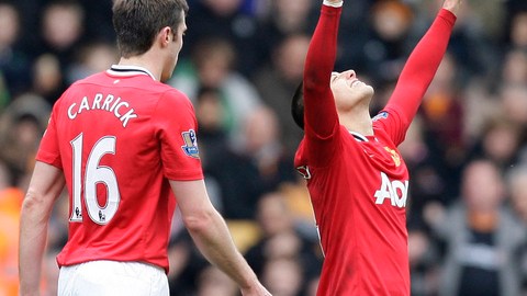 El mexicano Javier 'Chicharito' Hernández (der.) celebra uno de sus dos goles en la paliza que le propinó el Manchester United 5-0 al Wolverhampton Wanderers.