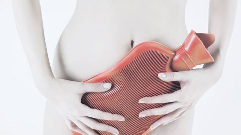 La endometriosis causa que la mujer sufra un intenso y crónico dolor en la región pélvica.