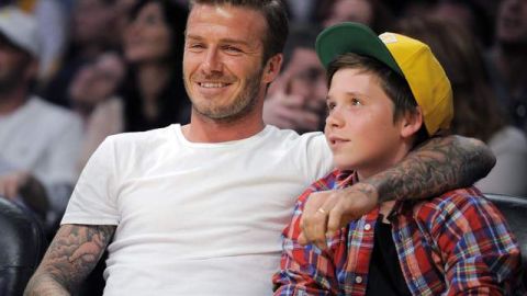 David Beckham con su hijo Brooklyn. El futbolista es un padre con glamour, según un estudio europeo.