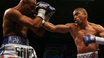 “Juanma” López durante su pelea con el mexicano Orlando Salido.