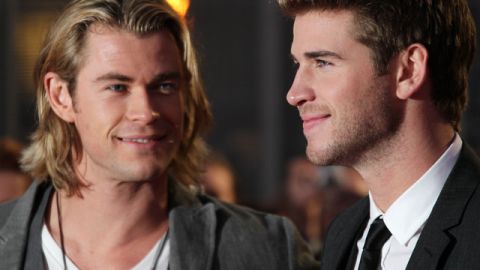 Liam Hemsworth (der.) con su hermano Chris, protagonista de 'Thor', en el reciente estreno de 'The Hunger Games' en Londres.