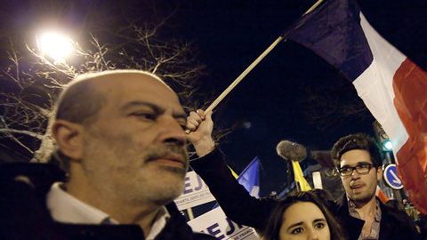 Miembros de la comunidad judía participan en una marcha silenciosa en honor de las víctimas.