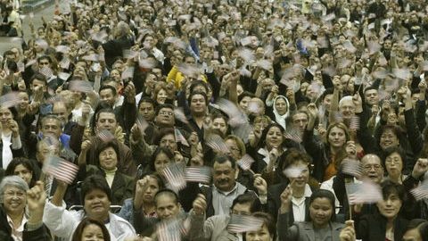 Fotografía de archivo de más de 8,000 personas tomando juramento en el Centro de Convenciones de Los Angeles, California.