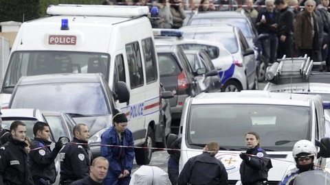 Agentes de la policía científica llegan a la zona acordonada por la gendarmería próxima al colegio judío "Ozar Hatorah", en Toulouse, tras el tiroteo.