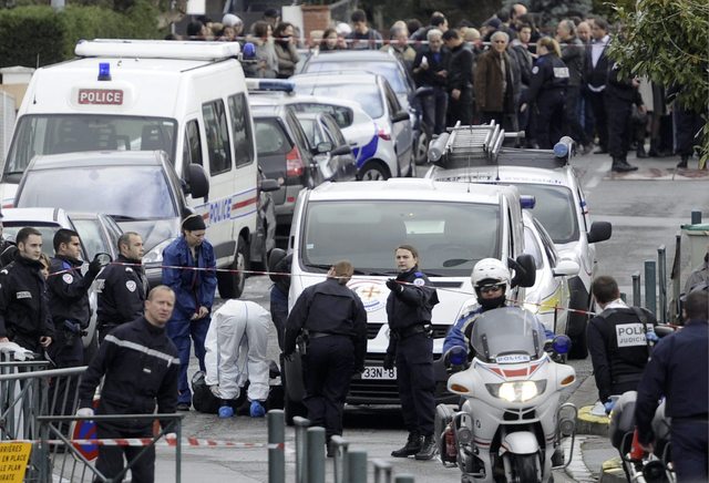 Agentes de la policía científica llegan a la zona acordonada por la gendarmería próxima al colegio judío "Ozar Hatorah", en Toulouse, tras el tiroteo.