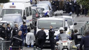 Agentes de la policía científica llegan a la zona acordonada por la gendarmería próxima al colegio judío "Ozar Hatorah", en Toulouse, tras el tiroteo.