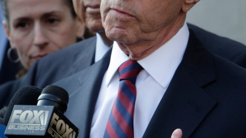 Fred Wilpon, copropietario de los Mets, al salir ayer de la corte federal.