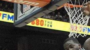 Dwight Howard (izq.) lucha por un balón con Joakim Noah, de Toros.