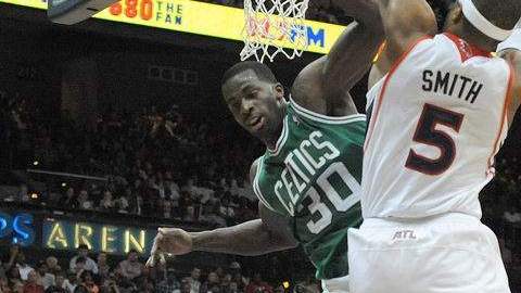 Dwight Howard (izq.) lucha por un balón con Joakim Noah, de Toros.