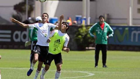 Diego Reyes conduce el balón ante la marca de Alan Pulido en la práctica de ayer del Tri en Carson.