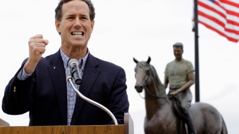 Rick Santorum dijo que el país  'sufre un daño pandémico a causa de la pornografía', pero no ofreció pruebas.