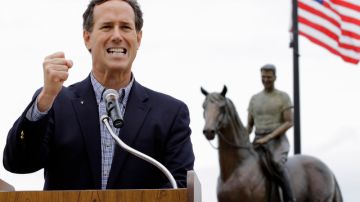 Rick Santorum dijo que el país  'sufre un daño pandémico a causa de la pornografía', pero no ofreció pruebas.
