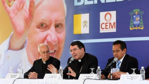 De izq. a der., monseñor José Guadalupe Martín, el  monseñor Christophe Pierre, y el gobernador de Guanajuato, Juan Oliva Ramírez.