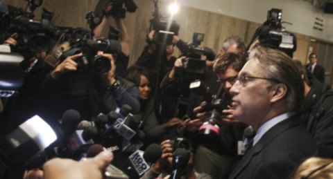 El sheriff Mirkarimi se dirige a los medios.