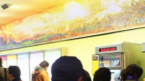 Usuarios de la Línea Dorada, que ha reflejado un aumento de 21% de pasajeros en las últimas semanas, hacen fila para comprar su boleto de abordaje al tren.