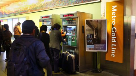 Usuarios de la Línea Dorada, que ha reflejado un aumento de 21% de pasajeros en las últimas semanas, hacen fila para comprar su boleto de abordaje al tren.