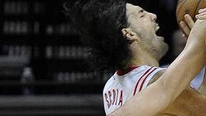 Pau Gasol (der.) detiene a Luis Scola que iba rumbo a la canasta.