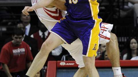 Pau Gasol (der.) detiene a Luis Scola que iba rumbo a la canasta.