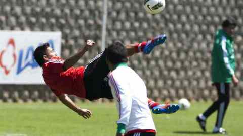 Marco Fabián de la Mora practica una chilena durante un entrenamiento del Tri Sub-23 en Carson.