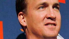 Manning, al lado de Elway (der.), exhibe feliz su nueva camiseta.