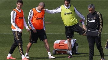 José Mourinho (der.) junto a sus pupilos, Gonzalo Higuaín (centro),  Cristiano Ronaldo (izq.) y 'Pepe' (seg. izq.), durante una práctica.