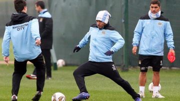 Carlos Tévez (centro) viene entrenando fuerte desde su regreso al Man City.