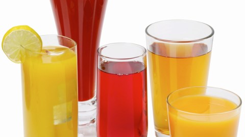 Algunos jugos de frutas, como el de naranja, tiene mucha azúcar.