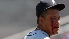 Miguel Cabrera (izq.) es auxiliado por Brandon Inge y Don Kelly.