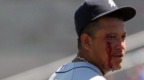 Miguel Cabrera (izq.) es auxiliado por Brandon Inge y Don Kelly.