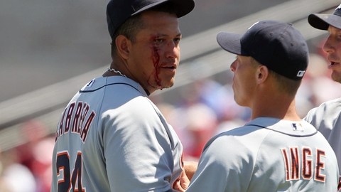 Miguel Cabrera (izq.) es auxiliado por Brandon Inge y Don Kelly.