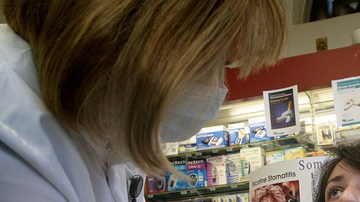 La estudiante Alysia Russo, de 18 años, recibe un examen de cáncer oral gratuito, como parte de una campaña que busca eliminar el uso del tabaco entre los jóvenes.