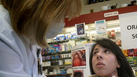 La estudiante Alysia Russo, de 18 años, recibe un examen de cáncer oral gratuito, como parte de una campaña que busca eliminar el uso del tabaco entre los jóvenes.