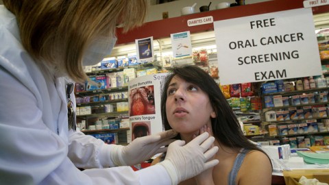 La estudiante Alysia Russo, de 18 años, recibe un examen de cáncer oral gratuito, como parte de una campaña que busca eliminar el uso del tabaco entre los jóvenes.
