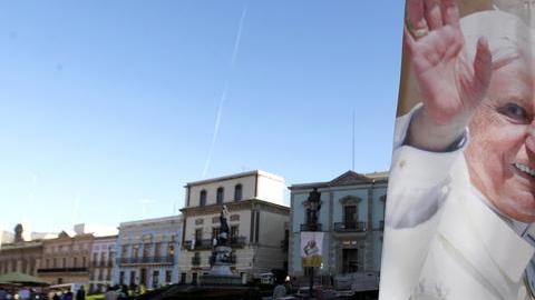 Un cartel de bienvenida al Papa engalana una de las vías principales  del centro de  la ciudad de Guanajuato.