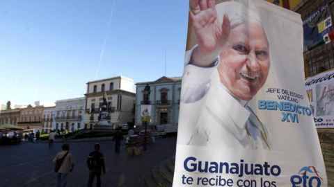 Un cartel de bienvenida al Papa engalana una de las vías principales  del centro de  la ciudad de Guanajuato.
