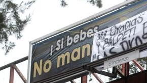 Residentes del Departamento de El Petén, leen el mensaje de advertencia colocado por el cartel frente a una escuela.