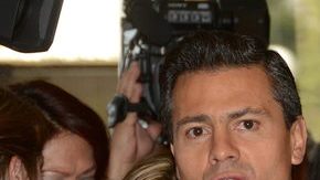 El ex gobernador del estado de México, Enrique Peña Nieto y su esposa, la actriz Angélica Rivera, durante un acto proselitista en Ciudad de México
