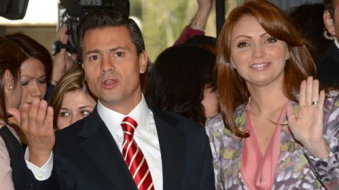 El ex gobernador del estado de México, Enrique Peña Nieto y su esposa, la actriz Angélica Rivera, durante un acto proselitista en Ciudad de México