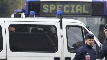 La policía francesa acordona la zona de un barrio residencial de Toulouse,  donde se encuentra el presunto autor de los asesinatos.