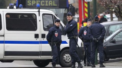 La policía francesa acordona la zona de un barrio residencial de Toulouse, donde se encuentra el presunto autor de los asesinatos.