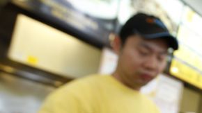 Son muchos los que juegan buscando que la suerte decida bendecirles con varios dólares.