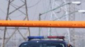 Varios vehículos de la policía bloquean el paso en un puente que resultó afectado durante el temblor de 7.8 grados Richter.