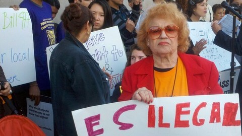 Mary Silva, inquilina de El Bronx y miembro de CASA (Community Action for Safe Apartments) llama al Concejo Municipal a que apruebe el proyecto de ley que requeriría que la Declaración de Derechos de los Inquilinos sea colocada en un lugar visible en los edificios de la ciudad.