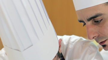 El chef Evarist Miralles (der.) muestra unas hierbas aromáticas.
