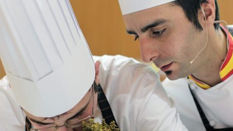 El chef Evarist Miralles (der.) muestra unas hierbas aromáticas.