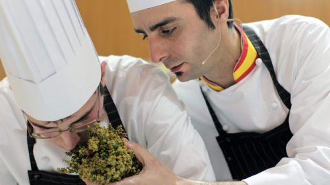 El chef Evarist Miralles (der.) muestra unas hierbas aromáticas.