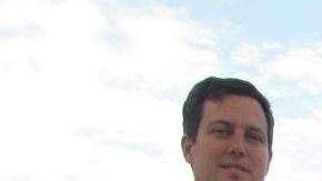 El presidente del Dynamo de Houston Chris Canetti (izq.) anunciando el partido ante Valencia.